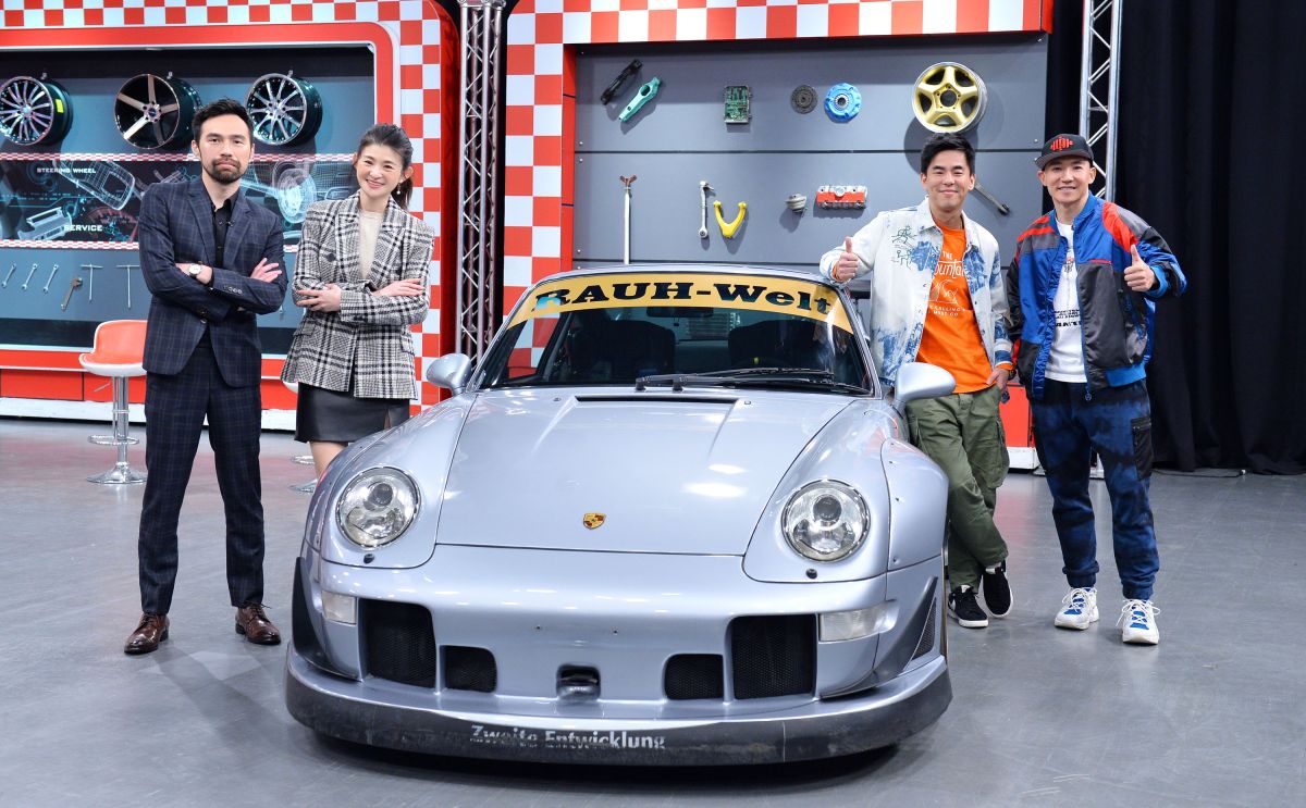 ▲導演陳奕先（左起）、蘇宗怡、柯有倫、劉畊宏開箱周杰倫愛車。（圖／TVBS提供）