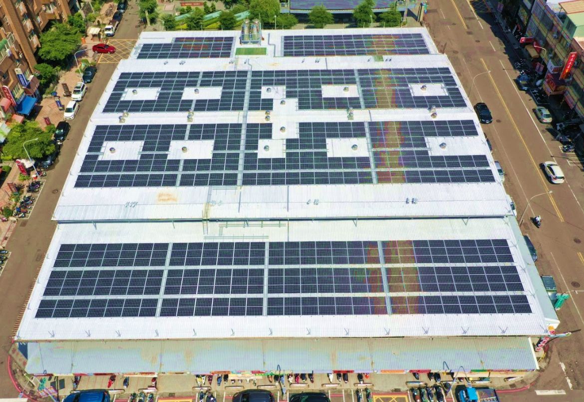 ▲高市經發局力推市場屋頂太陽能設置，年發電量上看317萬度。（圖為龍華市場成果）（圖／高市經發局提供）