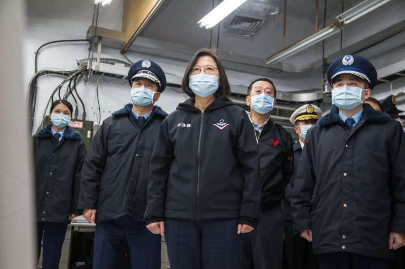 ▲在國安會秘書長顧立雄、國防部長嚴德發、參謀總長黃曙光上將陪同下,蔡英文總統慰勉「陽明山嵩山雷達站」。(圖/軍聞社提供)