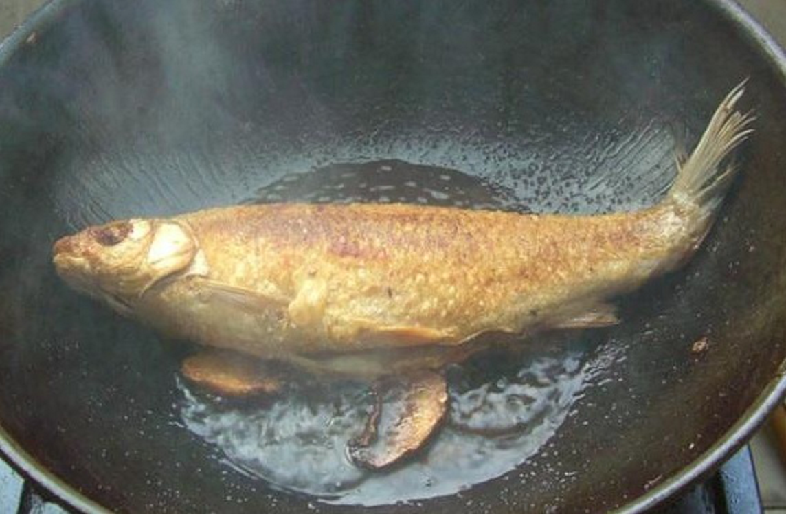 ▲有內行人教學，只要掌握1訣竅，保證能煎出皮不會破且金黃酥脆的煎魚。（圖／翻攝搜狐號《小乾倩倩的美食》）