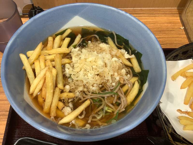 ▲日本有的拉麵餐廳會將薯條當作佐料。（圖／翻攝自@cupnoodle_jp的推特）