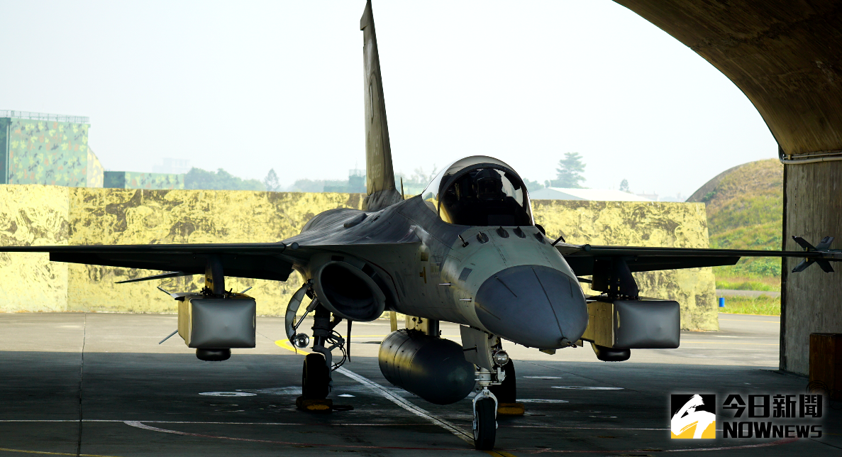 ▲在機堡內掛載萬劍彈後，台南基地第一連隊IDF經國號戰機待命起飛。（圖／記者呂炯昌攝）