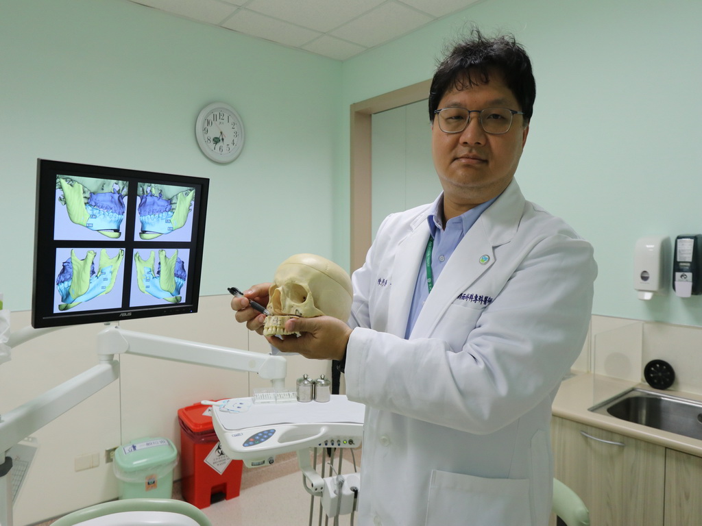 ▲醫生指著下巴模型。(圖／林重鎣攝2021.1.26)