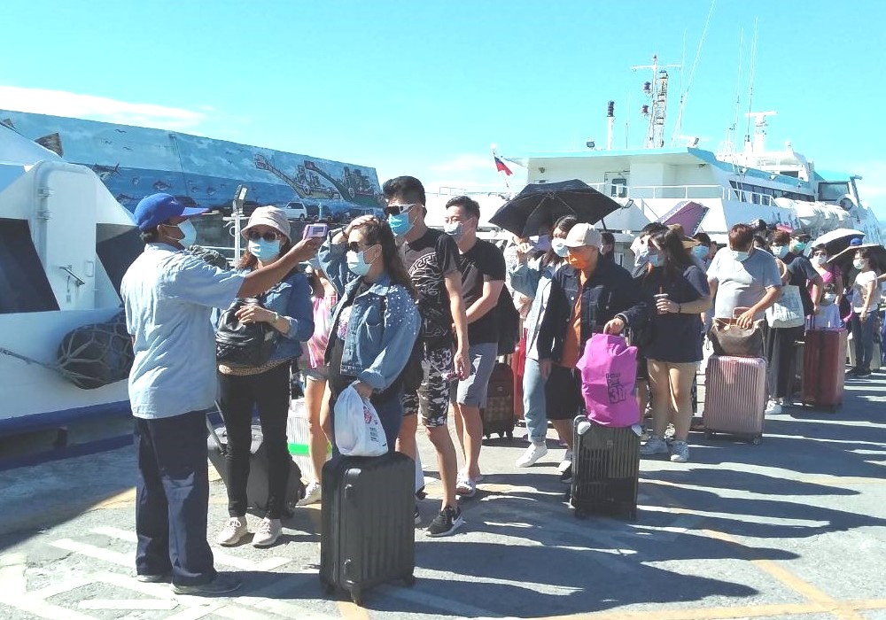 ▲交通部航港局執行春節連續假期疏運計畫，針對乘客落實體溫監測及配戴口罩之防疫措施。(圖／交通部航港局南部航務中心提供) 