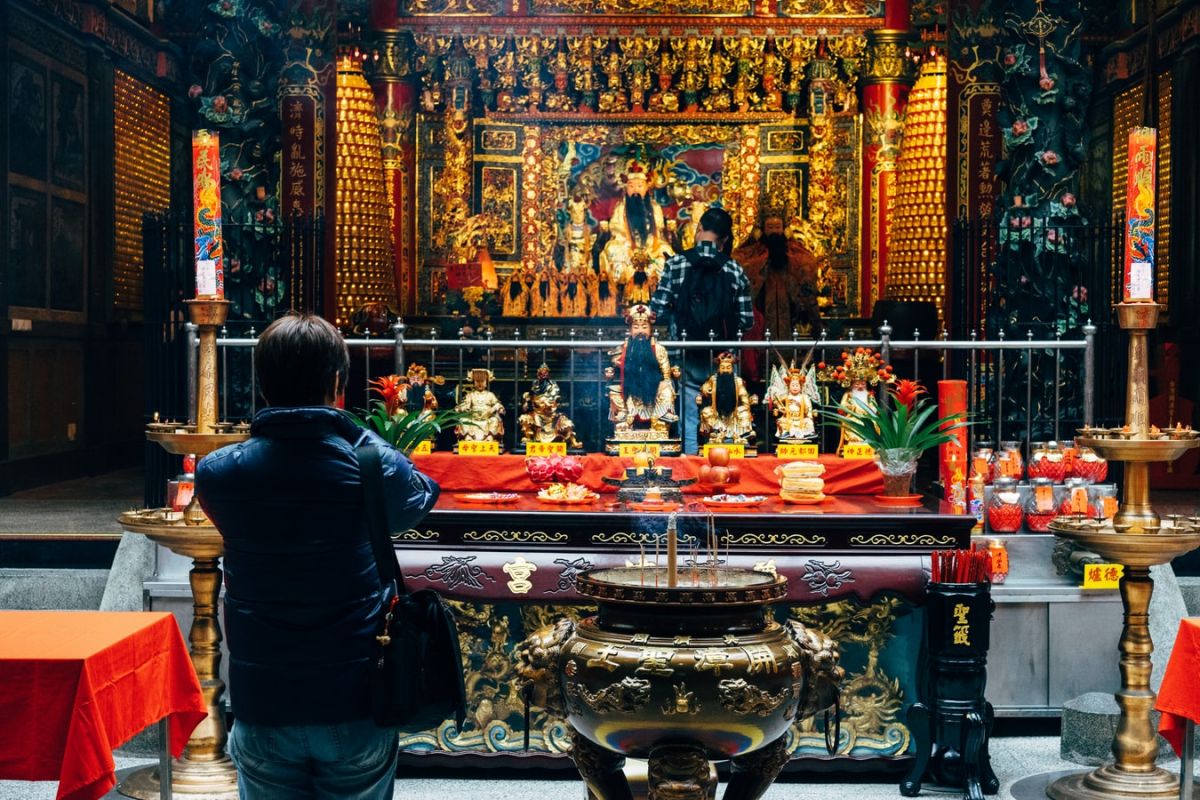 ▲有網友透露自己去廟問事「連擲12聖筊」的經驗，引發熱議。示意圖，圖中人物和廟宇皆與當事人無關。（示意圖／翻攝自Unsplash）