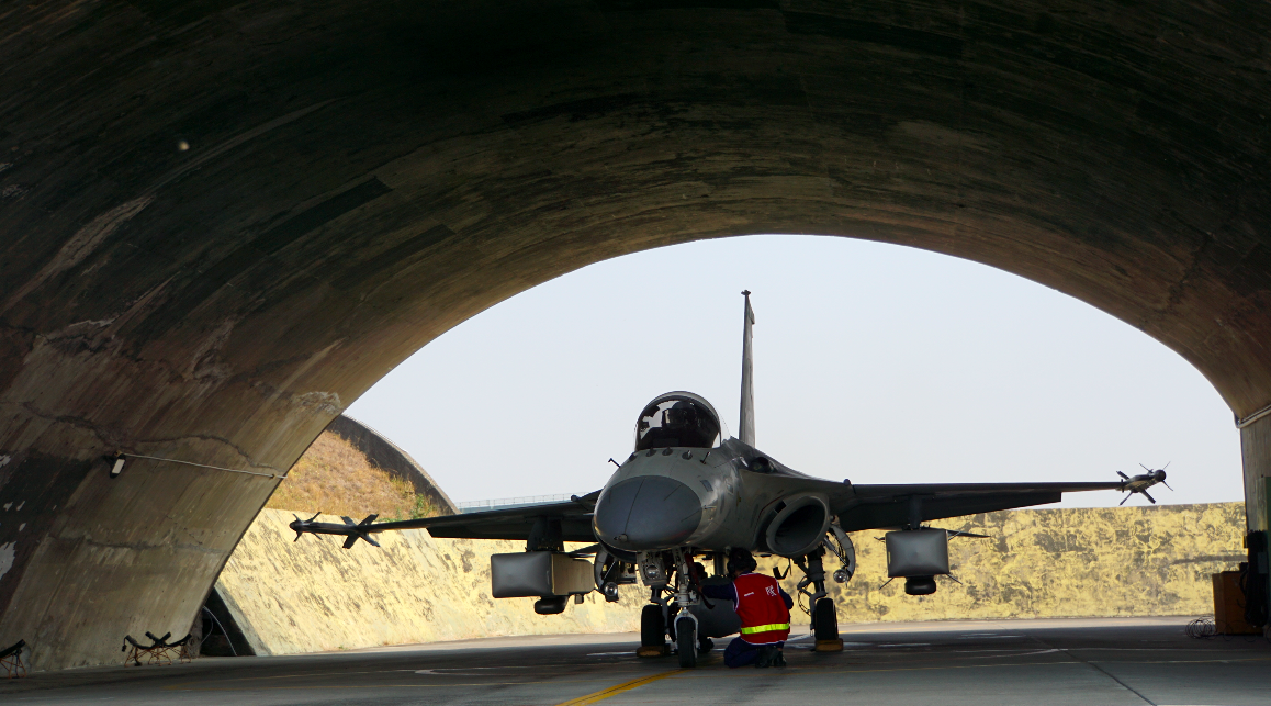 ▲為防範共機滋擾，空軍第一與第三聯隊經國號戰機輪流進駐澎湖馬公基地，執行天駒任務。圖為台南空軍基地經國號戰機掛載萬劍彈，非新聞當是飛機。（資料照／記者呂炯昌攝）