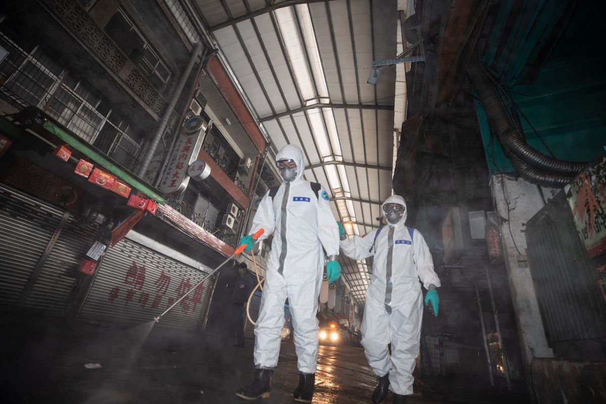 ▲桃園市政府防疫消毒大隊和國軍化學兵大規模進行消毒清潔作業，今（1）日總統蔡英文前往桃園慰勞打氣。（圖／軍聞社提供）