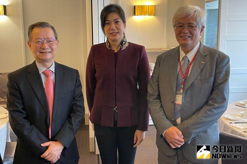 ▲新光金董事長許澎(左)、總經理吳欣儒及發言人資深副總徐順鋆合影。(圖/記者顏真真攝)