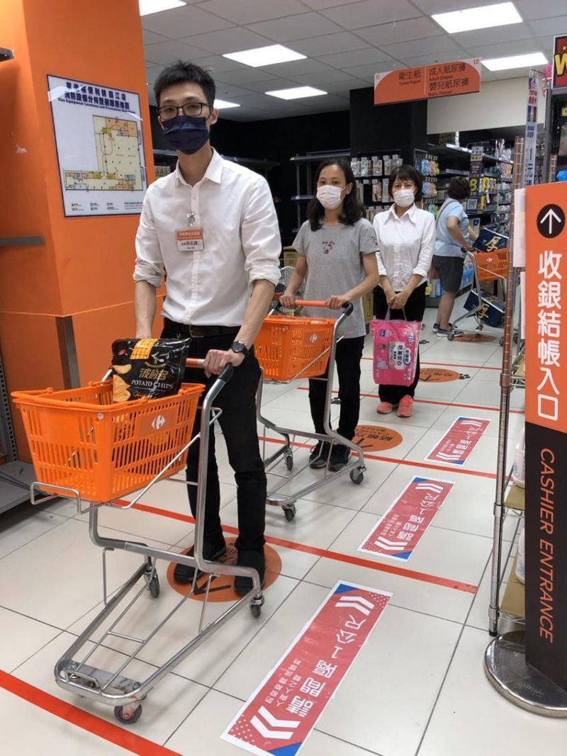 ▲為了落實防疫,家樂福宣布取消賣場試吃活動、加強消毒作業、落實保持社交距離。(圖/家樂福提供)