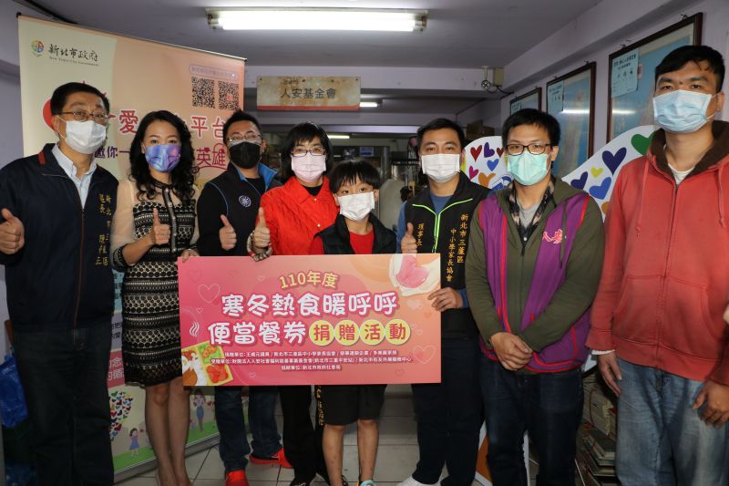 寒冬送暖 議員王威元媒合好友贈街友1200份便當餐券