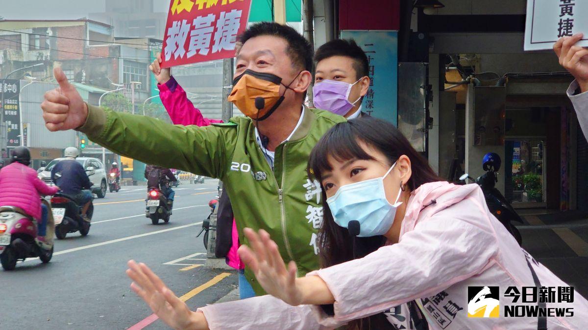 ▲黃捷罷免案公辦電視罷免說明會明（30）日登場，高雄市議員黃捷今天繼續站路口拜票。（圖／記者鄭婷襄攝，資料畫面）