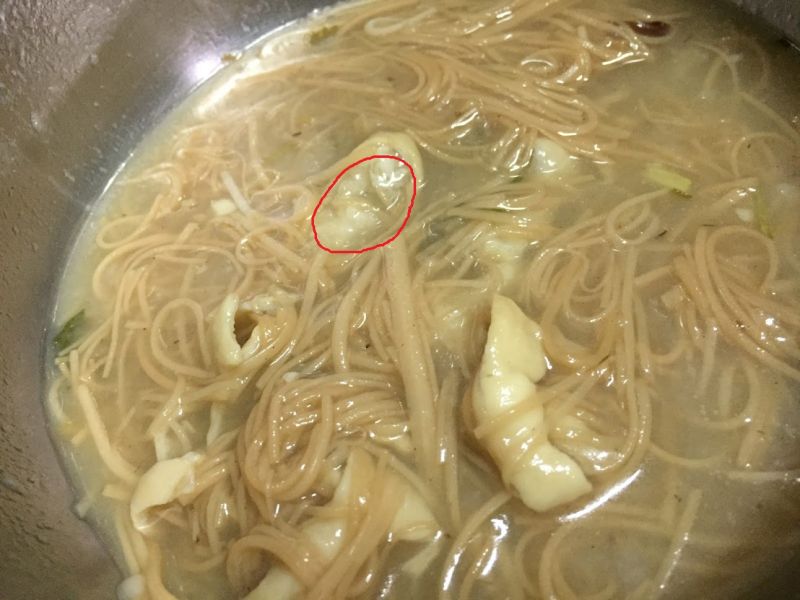 吃大腸麵線見白色物體！他驚喊「這有洗嗎」　老饕曝真相
