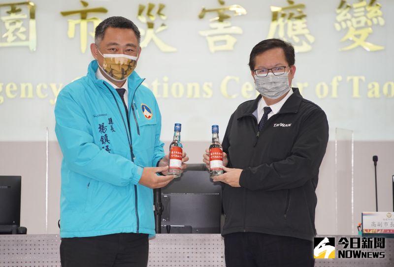 ▲金門縣長楊鎮浯親自帶著金酒公司自製的防疫酒精3456瓶交給桃園市長鄭文燦,助桃園抗疫。(圖/記者李春台攝,