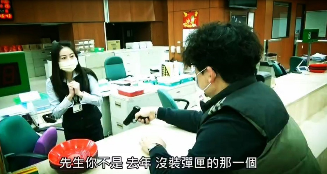 ▲偵查佐陳泓利扮演「追夢人」搶銀行，結局再次GG了(圖/記者鄧力軍翻攝 )