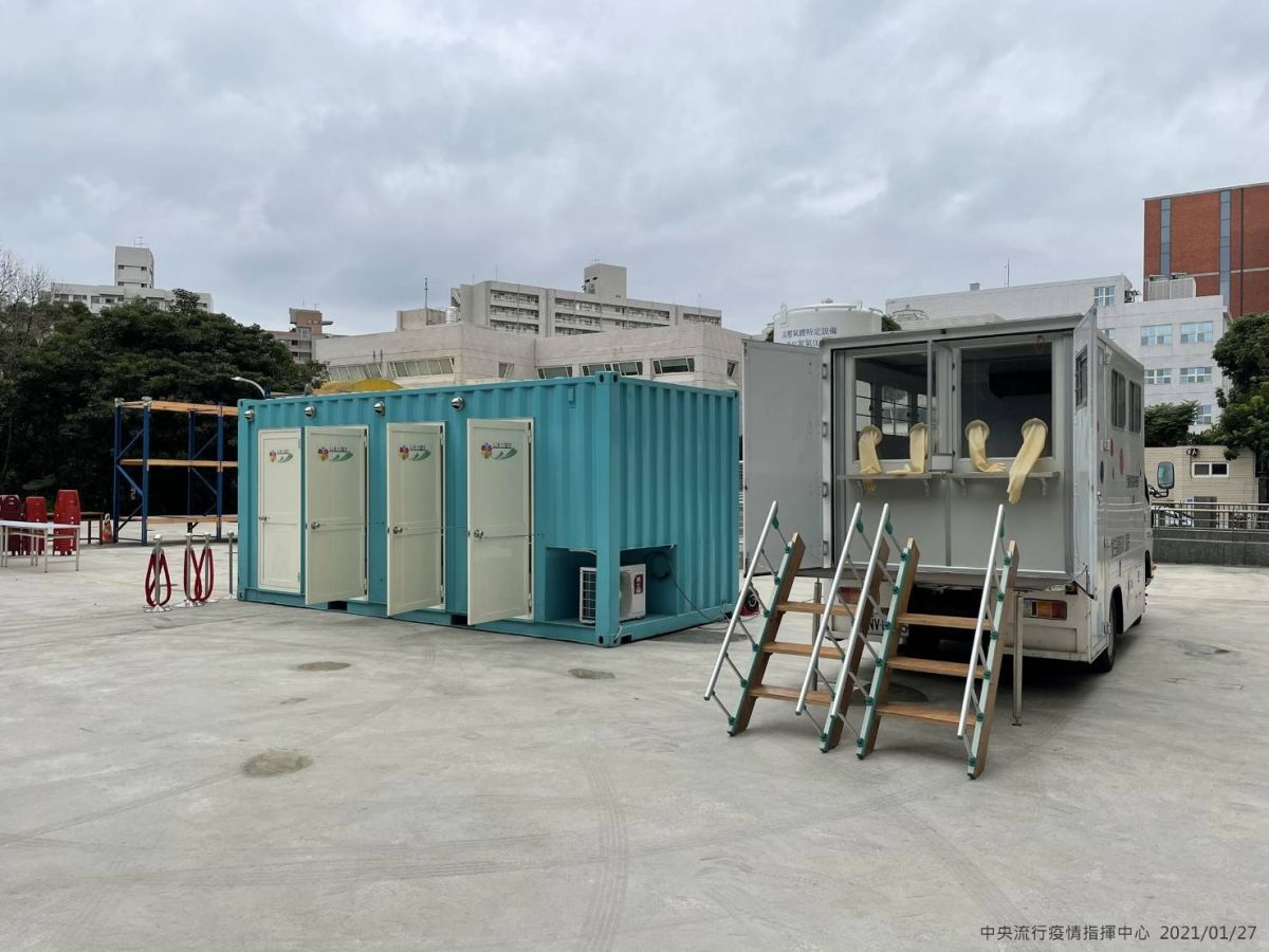 ▲中央支援桃園採檢貨櫃屋，提供桃園衛生局安排居家隔離期滿民眾前往進行PCR篩檢之用。（圖／指揮中心）