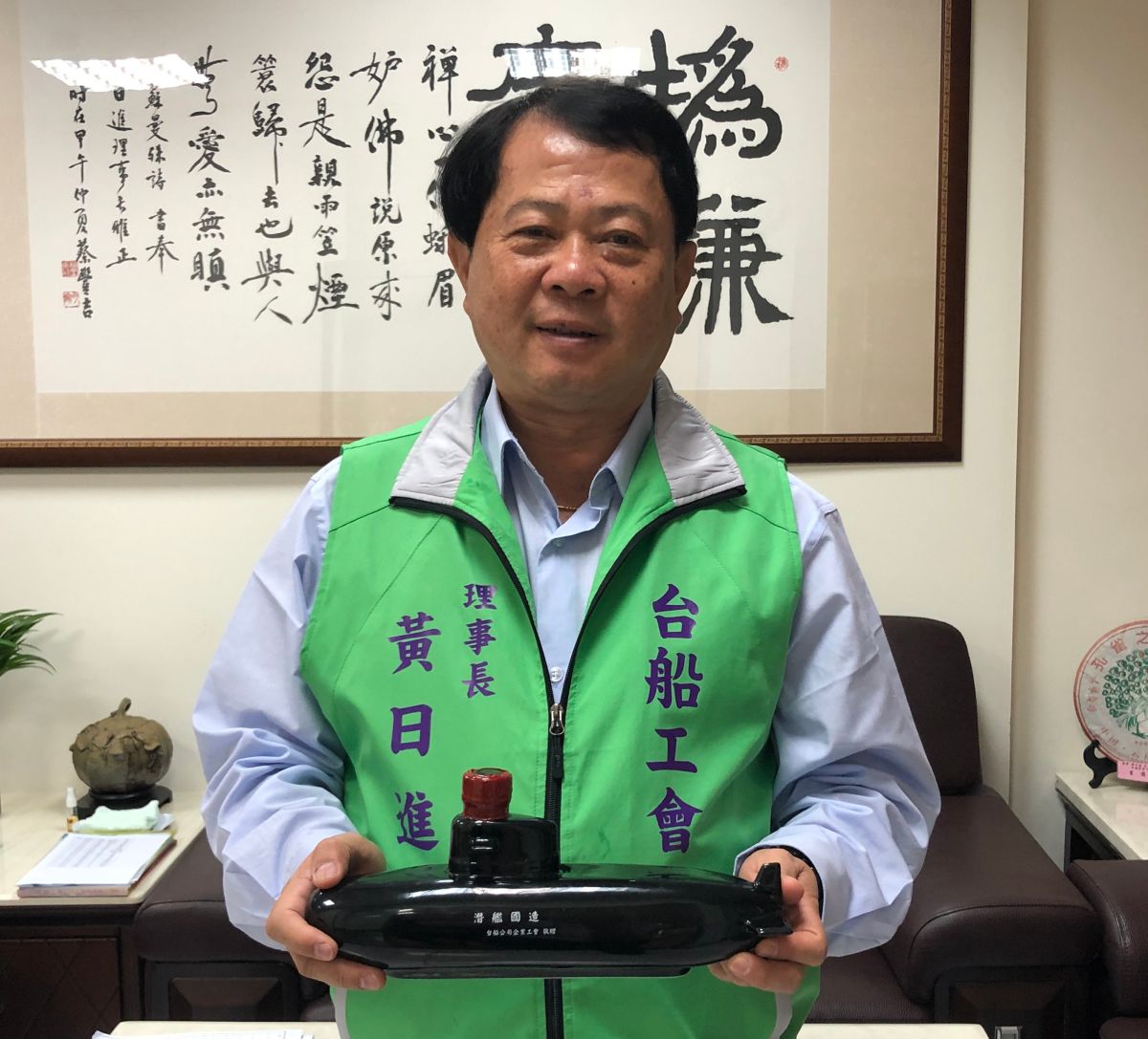 ▲台灣國際造船公司企業工會理事長黃日進支持潛艦國造，委託金門宏玻陶瓷廠專案設計潛水艇造型酒瓶，灌裝500cc金門58度白金龍高粱酒，製成限量主題紀念酒，做為退休員工及現職員工永久典藏。(圖／記者黃守作攝，2021.01.27)