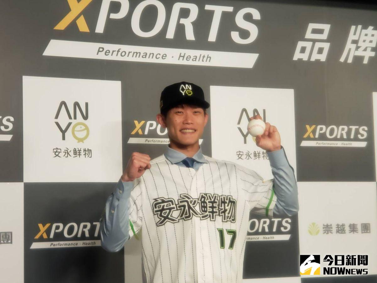 ▲陳冠宇和安永鮮物簽下半年約，（圖／黃建霖攝）
