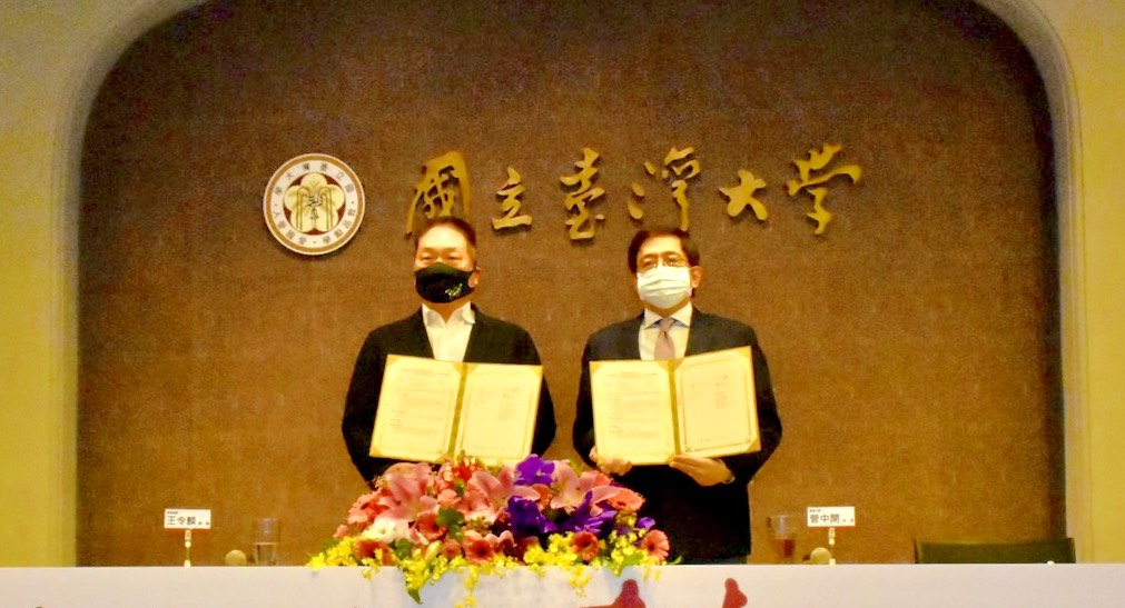 ▲國立台灣大學與東森集團總裁王令麟（左）今（27）日舉辦簽約儀式，由台大校長管中閔（右）與之簽署生技大樓捐贈與產學合作意向書。（圖／台大提供）