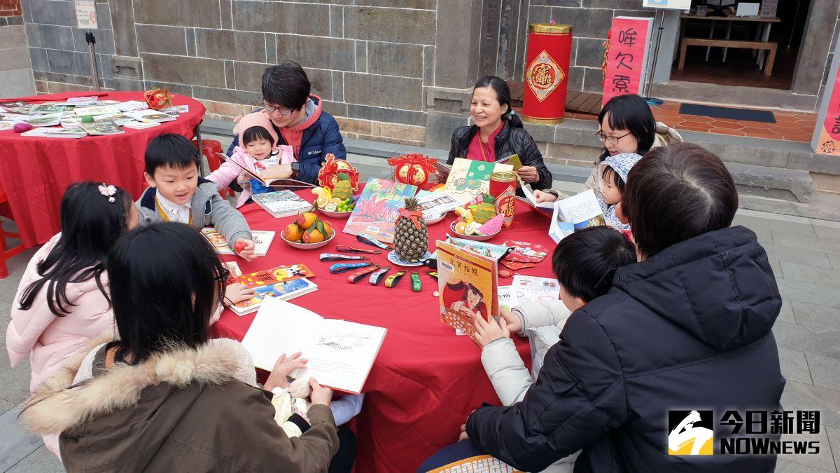 ▲五股分館特打造年節圍爐的熱鬧氣氛，邀讀者一起提前到五股守讓堂書香圍爐。（圖/記者陳志仁攝，2021.01.27）