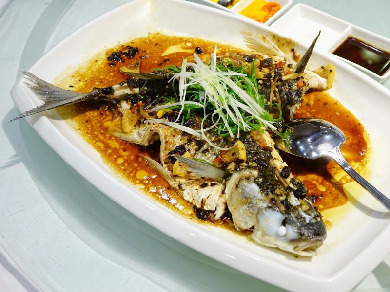 ▲清蒸魚到底要怎麼做才能讓魚肉保持鮮嫩呢?近日搜狐美食專欄《小乾倩倩的遊戲的美食》就傳授「3大烹飪要訣」。(圖/翻攝Pixabay)