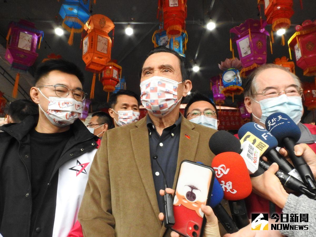 ▲前總統馬英九今(27)日前往新北市三重先嗇宮參加獨居長者的歲末溫馨會，並親自幫長者服務。（圖/記者陳志仁攝，2021.01.27）