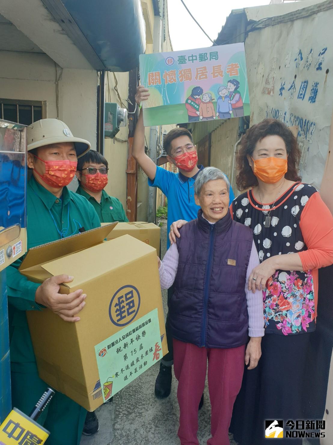 ▲台中郵局出人出力，協助全成基金會宅配年菜到府，讓阿嬤驚喜連連。（圖／記者金武鳳攝，2021.1.27)