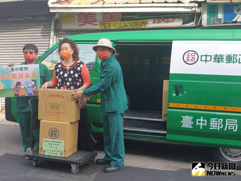 ▲全成連辦15年歲末圍爐,今年在台中郵局協助下,改以「郵差按門鈴」,逐一宅配年菜到府。(圖/記者金武鳳攝,2021.1.27)