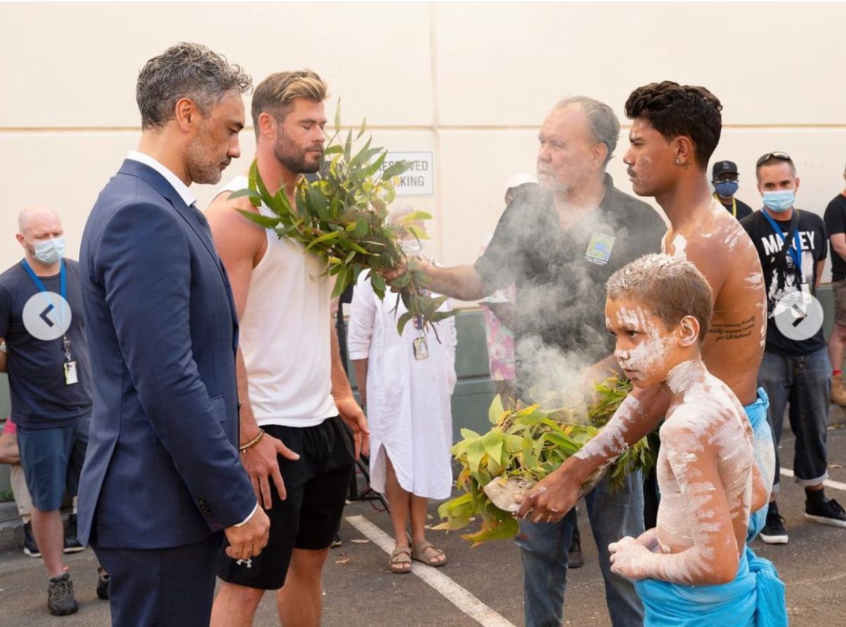 ▲克里斯漢斯沃（左三）主演的《雷神4》在澳洲正式開鏡。（圖／克里斯漢斯沃IG）