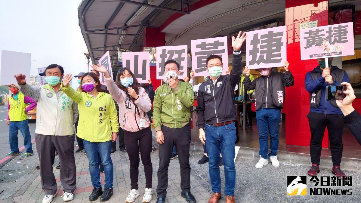 ▲罷捷投票倒數8天，立委許智傑、趙天麟，及高雄市議員陳慧文、張漢忠等人，今天上午7點就一起陪黃捷站路口拜票。（圖／記者鄭婷襄攝）