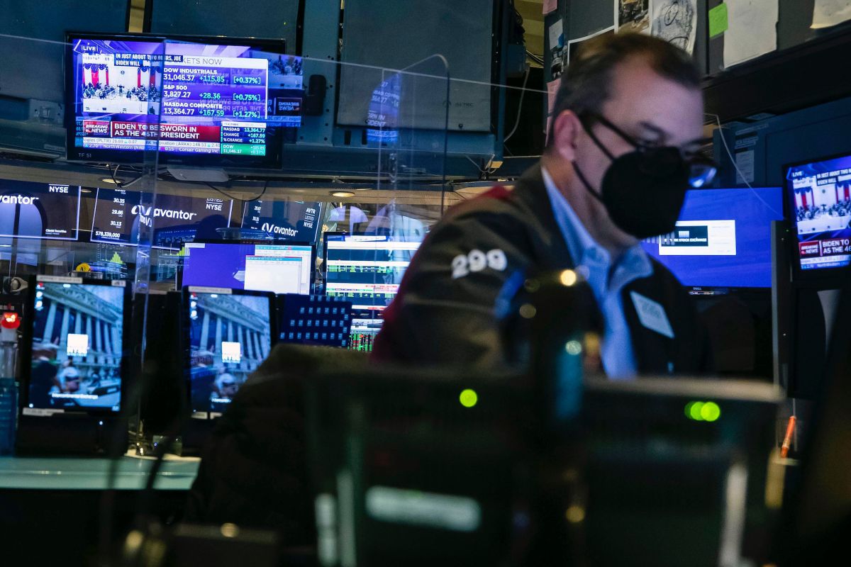 ▲美國聯準會（Fed）警告公共衛生危機持續、COVID-19增加不確定性，預期未來美國經濟放緩，導致恐慌指數飆高、美國股市下跌。（圖／美聯社／達志影像）