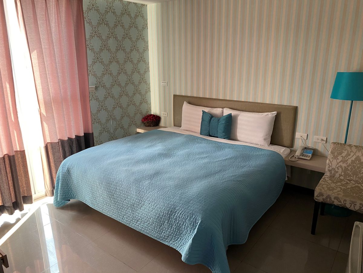 ▲簡樸、明亮且溫馨的防疫旅館房型。（台南市政府提供）