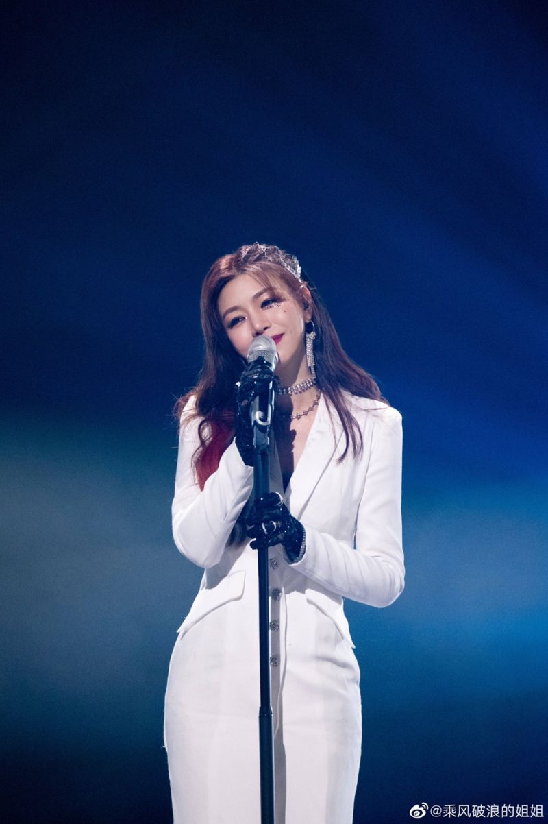 ▲陳妍希在《乘風破浪的姐姐》第二季表現不俗,首演成績從30位姐姐中擠進前半段。(圖/乘風破浪的姐姐微博)