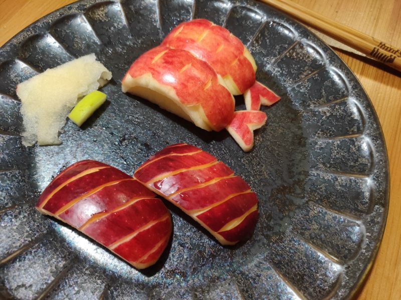 ▲原PO用蘋果製作「月底版握壽司」,貼文曝光讓一票婆媽紛紛暴動直呼「鬼斧神工!」(圖/翻攝自臉書《全聯消費經驗老實說》)
