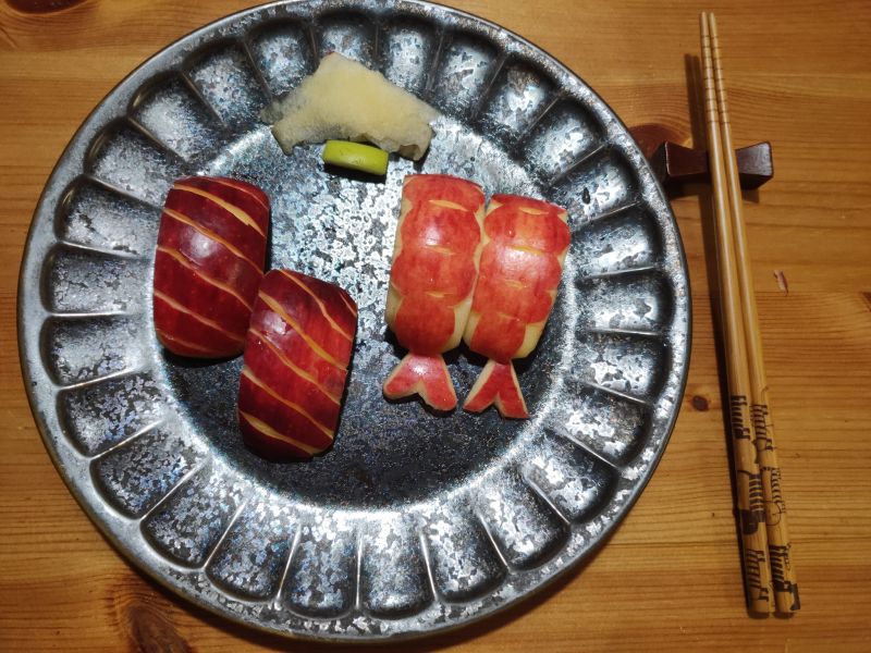 ▲原PO用蘋果製作「月底版握壽司」,貼文曝光讓一票婆媽紛紛暴動直呼「鬼斧神工!」(圖/翻攝自臉書《全聯消費經驗老實說》)