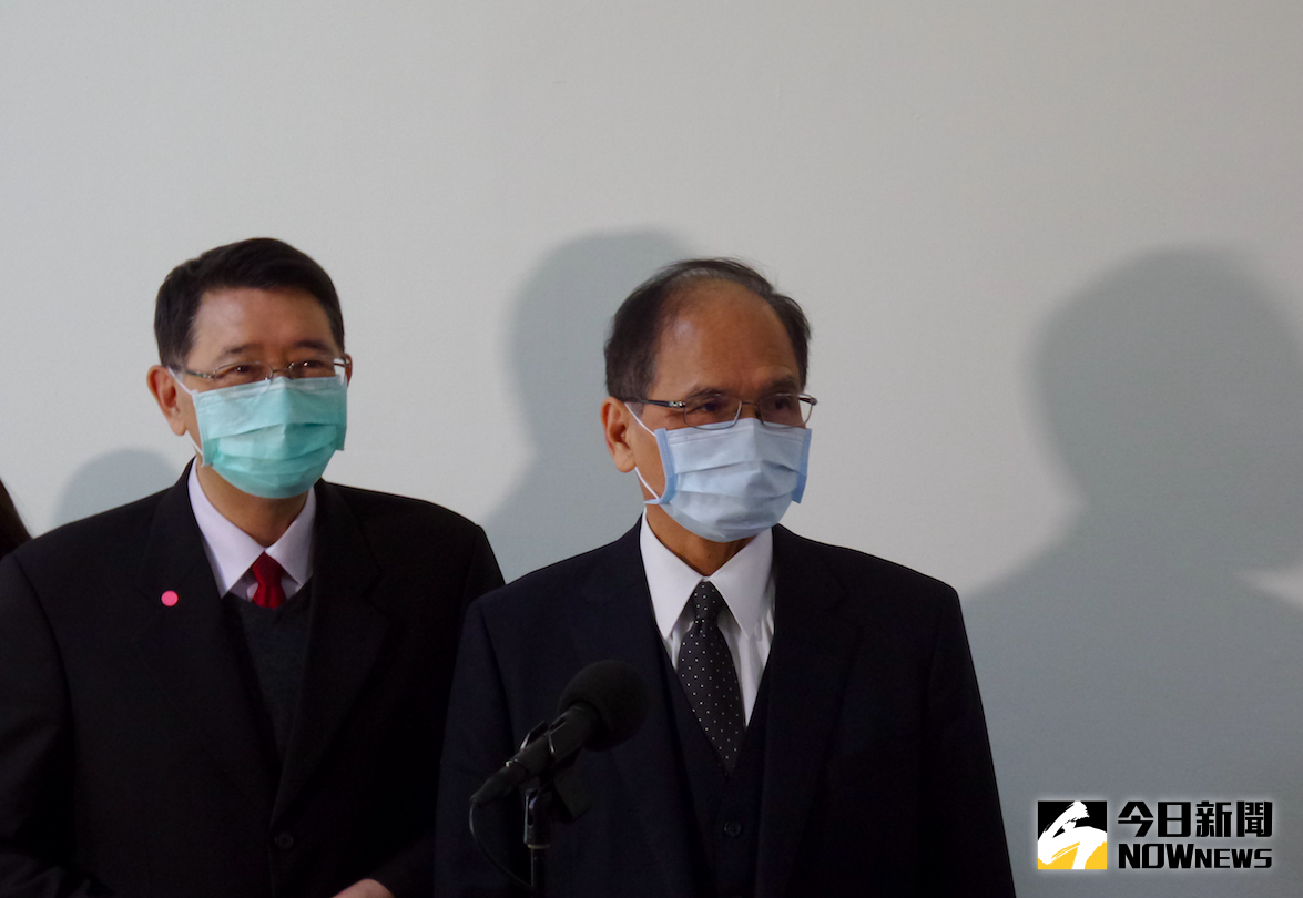 ▲和平醫院誰下令封院？前總統馬英九批打口水戰，游錫堃笑笑回，「是誰先打的」。（圖／記者呂炯昌攝.2021.01.28）