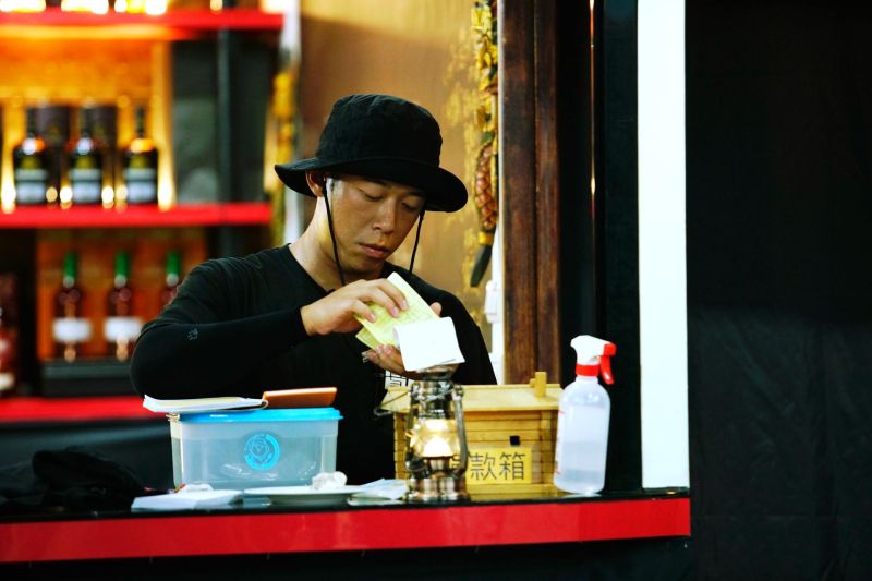 ▲玖壹壹開店第一天就遇到許多突發狀況。(圖/混血兒娛樂提供)