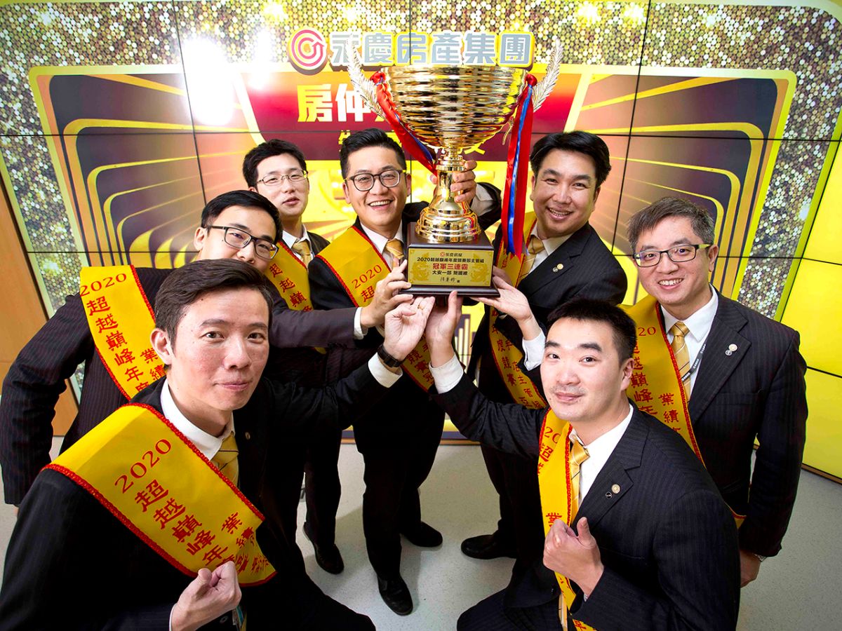 ▲永慶房屋區副總經理簡國維(圖中)帶領團隊創造區域業績冠軍三連霸紀錄。（圖／品牌提供）
