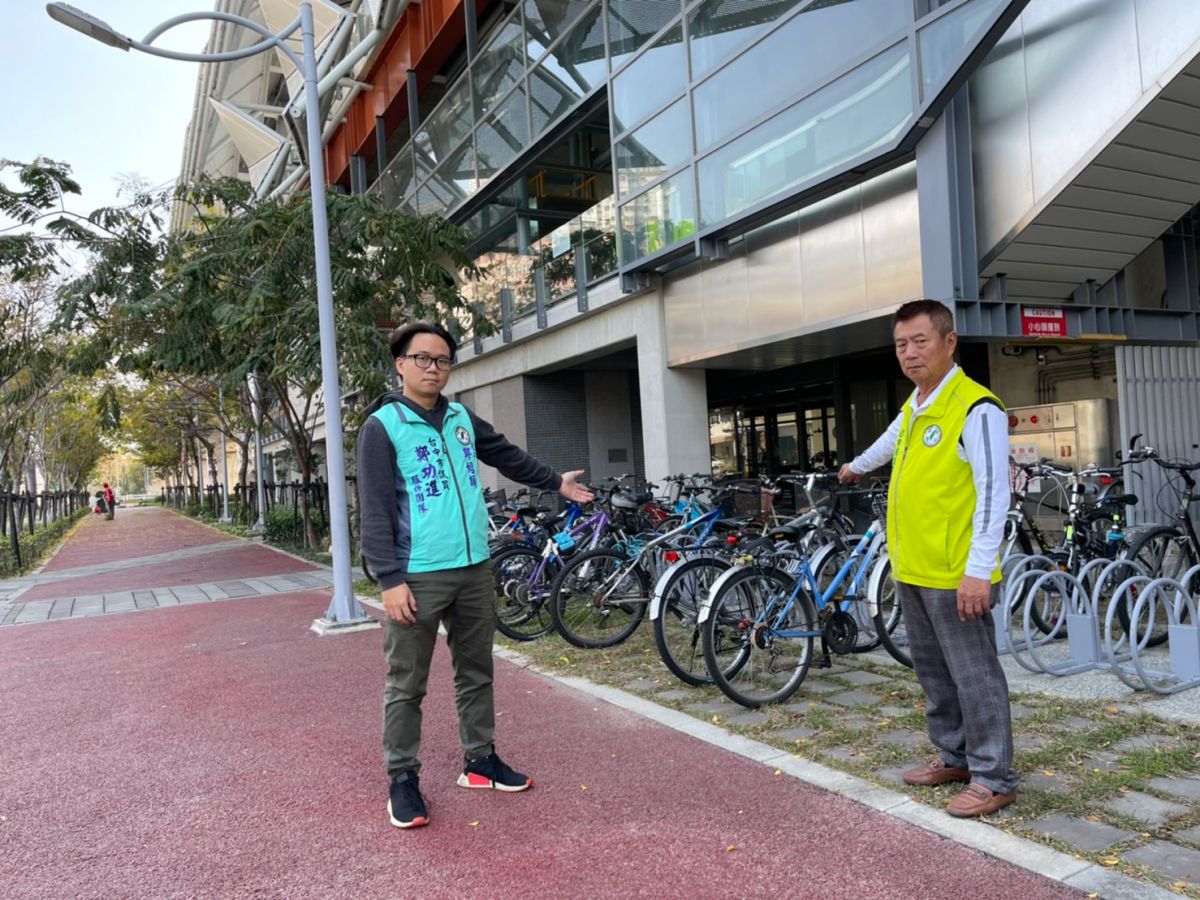 ▲新版的ibike2.0新站的建置，議員鄭功進表示，人口流動相當高的精武及五權火車站就未設，橋下停了一堆私人自行車，不知交通局在想什麼？(圖／鄭功進提供2021.1.28)