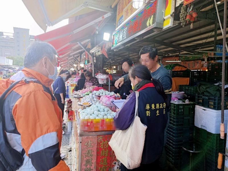 ▲屏東縣府衛生局稽查傳統市場、南北貨販售業等置辦年貨店家興外訂年菜,著名名店年菜餐廳業者,以及網路熱搜名店納入稽查對象。(圖/屏東縣政府提供,