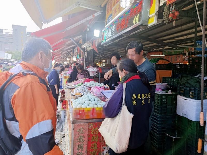 ▲屏東縣府衛生局稽查傳統市場、南北貨販售業等置辦年貨店家興外訂年菜，著名名店年菜餐廳業者，以及網路熱搜名店納入稽查對象。（圖／屏東縣政府提供,