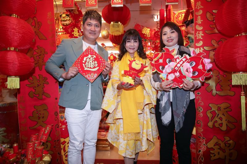 ▲龍千玉領軍同門師弟妹唐儷、楊哲逛街買春聯。(圖/豪記唱片提供)