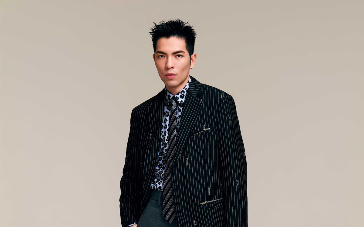 ▲蕭敬騰看完電影《跟你老婆去旅行》後又哭又笑，被同事虧「水龍頭」上身。（圖／華納音樂提供）