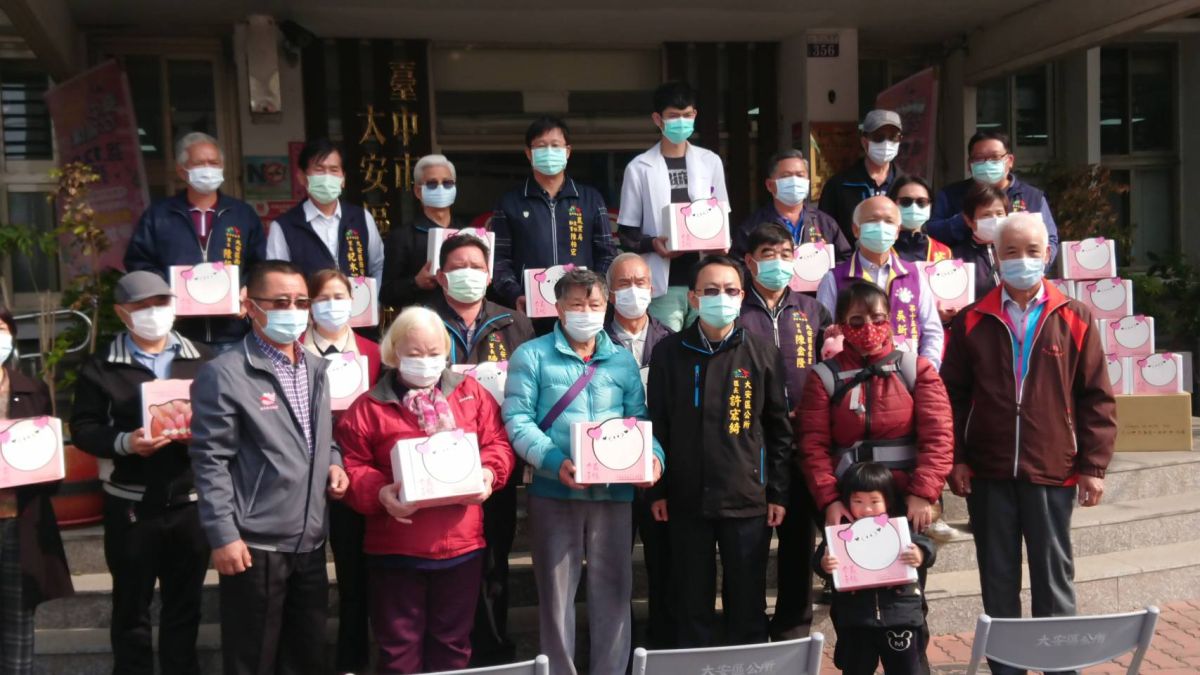 ▲大安區農會發起「你買、我捐公益活動」，協助低收入戶及弱勢團體過好年(圖／農業局提供2021.1.28)