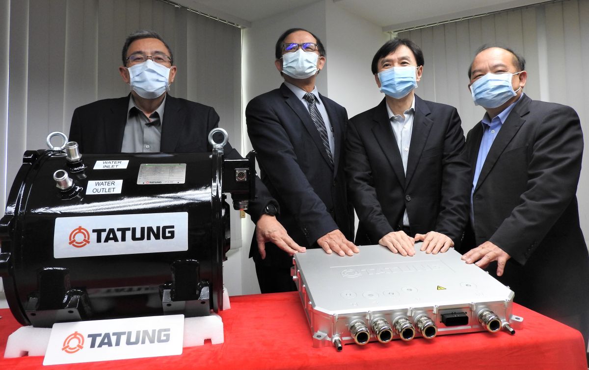 ▲工研院在經濟部技術處科技專案和工業局智慧電動巴士DMIT計畫支持下，聯手國內馬達領導品牌商大同公司成功開發國內首個國產的電動巴士動力系統。圖左起為大同公司執行副總戴豐樹、工研院機械與機電系統研究所所長胡竹生、大同公司總經理鍾依文​、大同公司中央研究所所長黃啟芳。（圖／工研院提供）