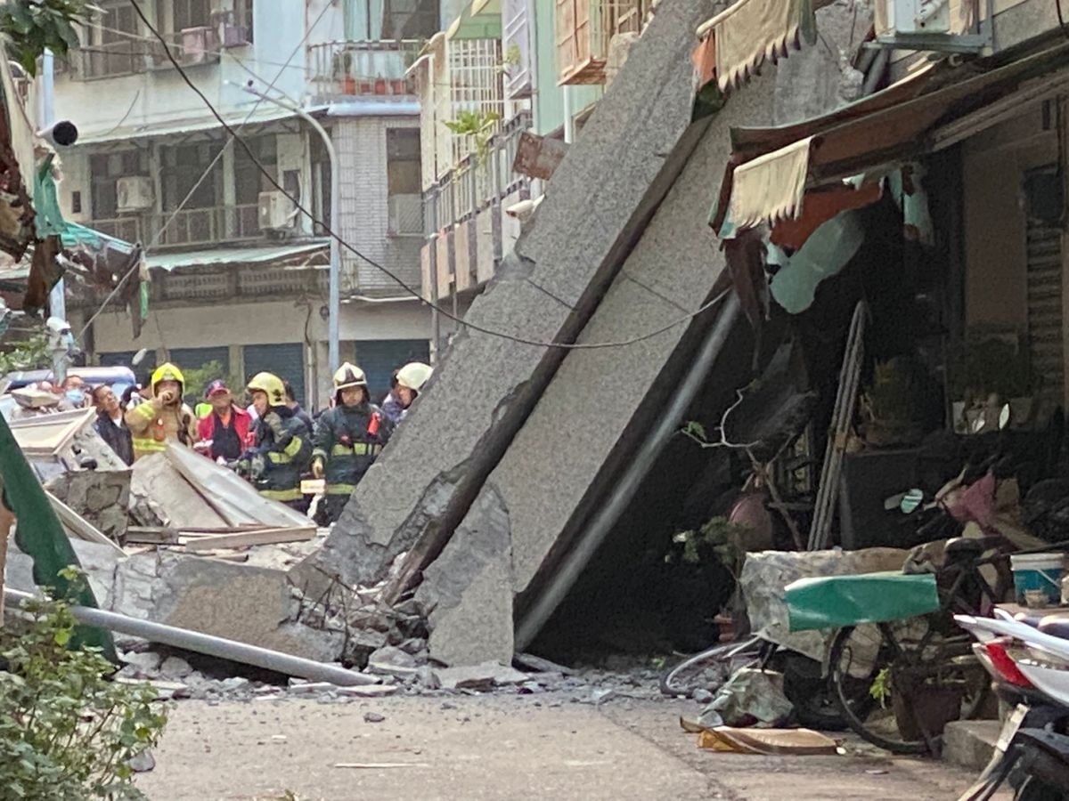 ▲高雄今日戲院圍牆突坍塌，現場滿目瘡痍。（圖／翻攝畫面）