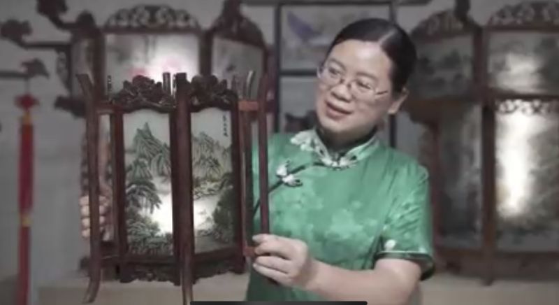 ▲紅木宮燈又被稱為「中國燈」，帶有東方元素的典雅燈飾，集繪畫、木雕、玻璃工藝為一身，至今已有6百年歷史。(圖|翻攝自影片)
