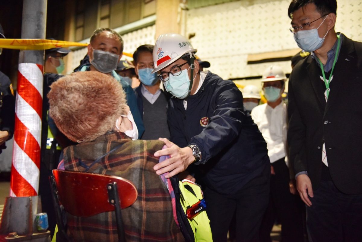 ▲高雄市長陳其邁現場關心居民，現場共疏散21人並予以安置。（圖／高雄市政府提供）