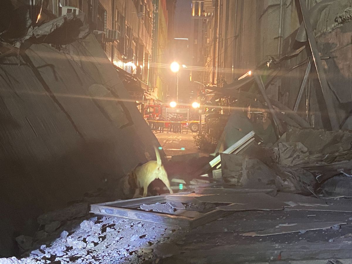 ▲地震剛過，高雄市新興區八德二路今天下午4時36分，就發生舊今日戲院外牆倒塌事故。（圖／高市府提供）