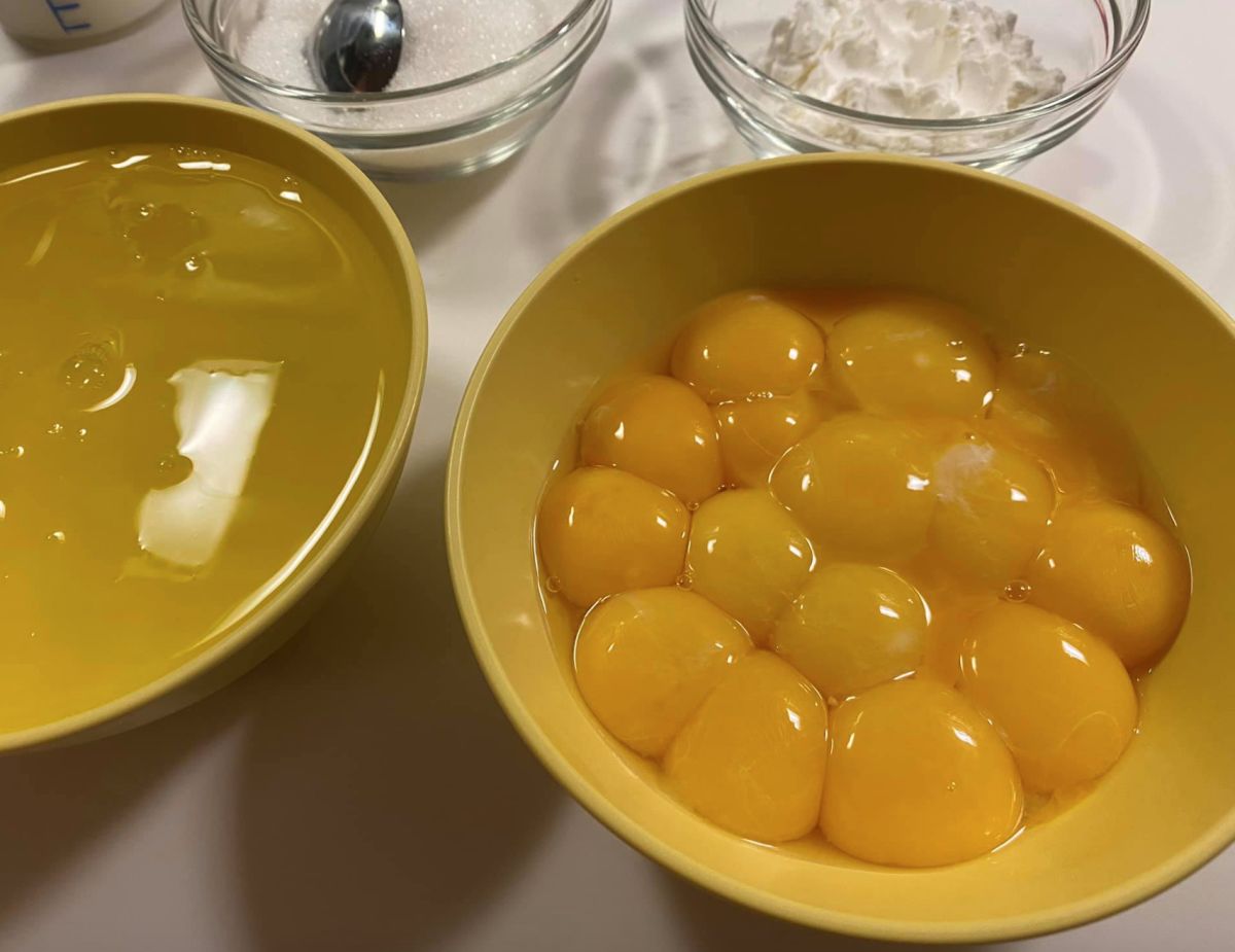 ▲一名女網友發文，表示自己做蛋糕時，打到第九顆蛋發現全都是「雙蛋黃」，讓她超不解，貼文一出，也有內行網友解答。（圖／翻攝自《爆廢公社二館》）