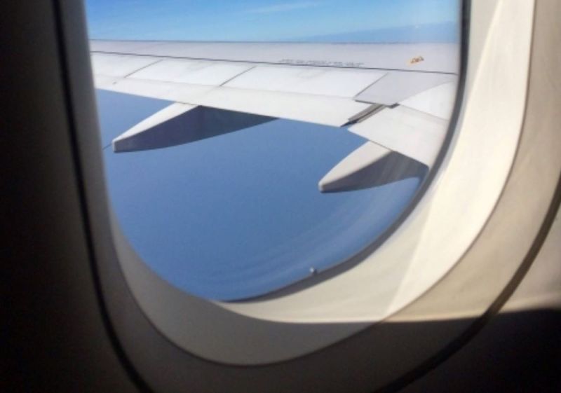 ▲「日本航空（Japan Airlines）」近期於臉書粉專上，解答飛機窗戶上能看見的「神秘小圓孔」的真正用途。（示意圖／翻攝PhotoAC）